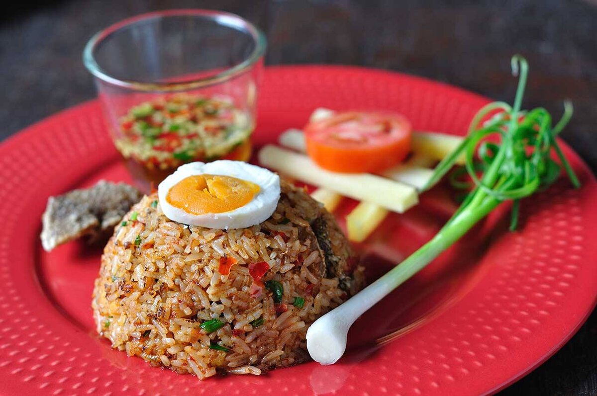 
 Безусловно, все, кто был в Таиланде,  подсел на тайскую кухню: и мясоеды, и веганы-короеды, и сластёны, и  гурманы, и многоежки)) Суп том-ян-кун и том-ян-ка (один с  морепродуктами, другой с курицей) и жареный рис - кау-пат-кай - это  дежурные и самые простые блюда тайской кухни. Итак....