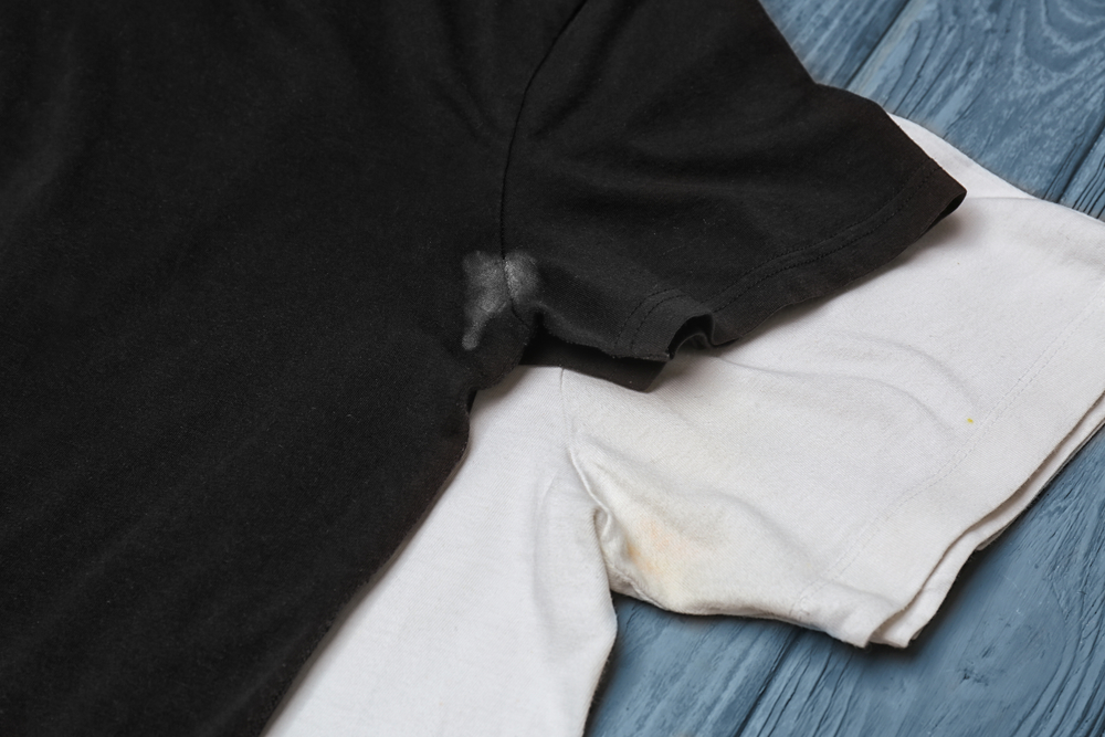 Как вывести пятна пота на одежде в домашних условиях?
