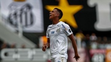 Мадридский «Реал» после откровенно неудачного сезона начал активно скупить звёздных игроков. Уже сейчас он потратил более 270 млн. фунтов на пятерых футболистов. 
