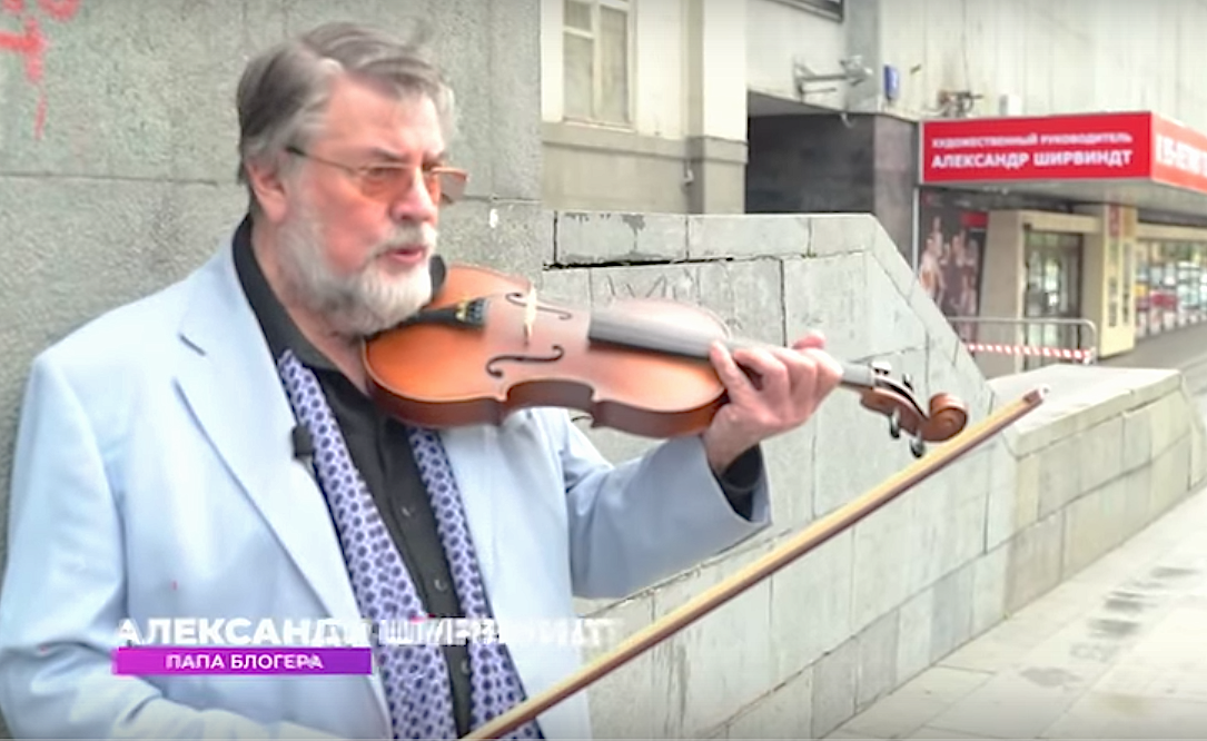 У стен своего театра