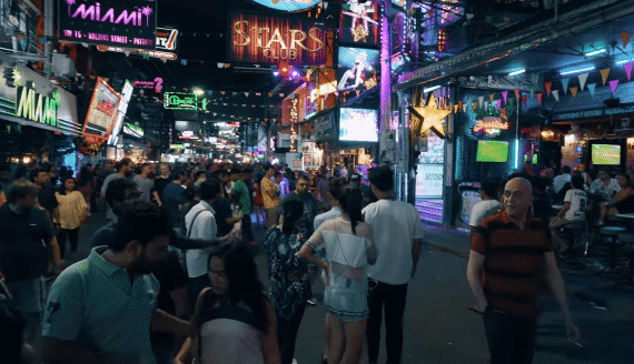 Walking Street в вечернее время.