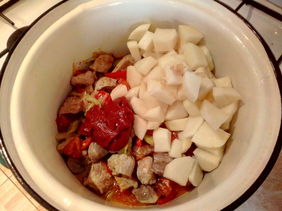Очень вкусный, ароматный картофельный суп с свининой и овощами.