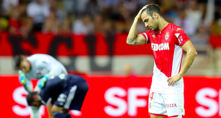 Сеск Фабрегас покинул поле после прямой красной карточки уже на 30-й минуте