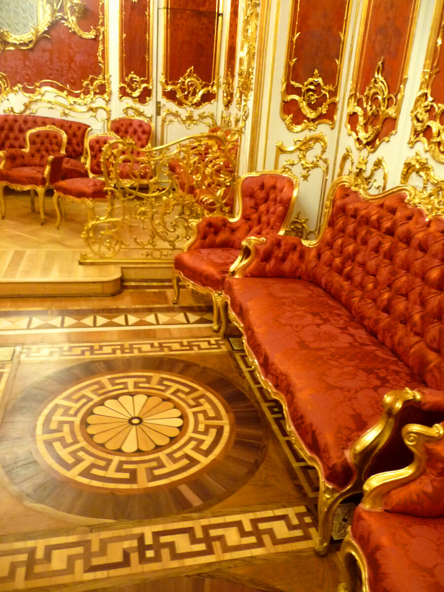 Как выглядел Зимний дворец до 1917 года? А как, после Революции ...