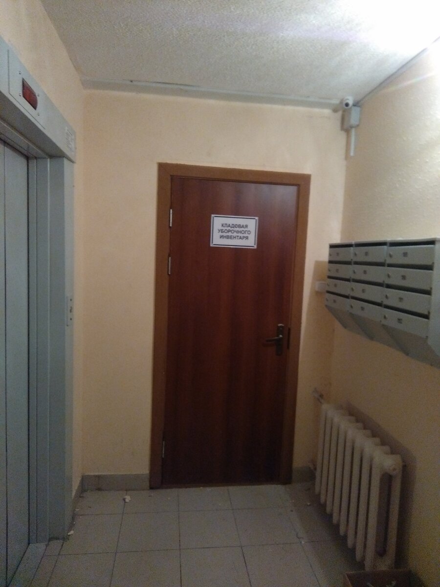 Видеокамера перед входом в лифт, как и в самом лифте - "обязательные" места к установке видеокамер в подъезде. 