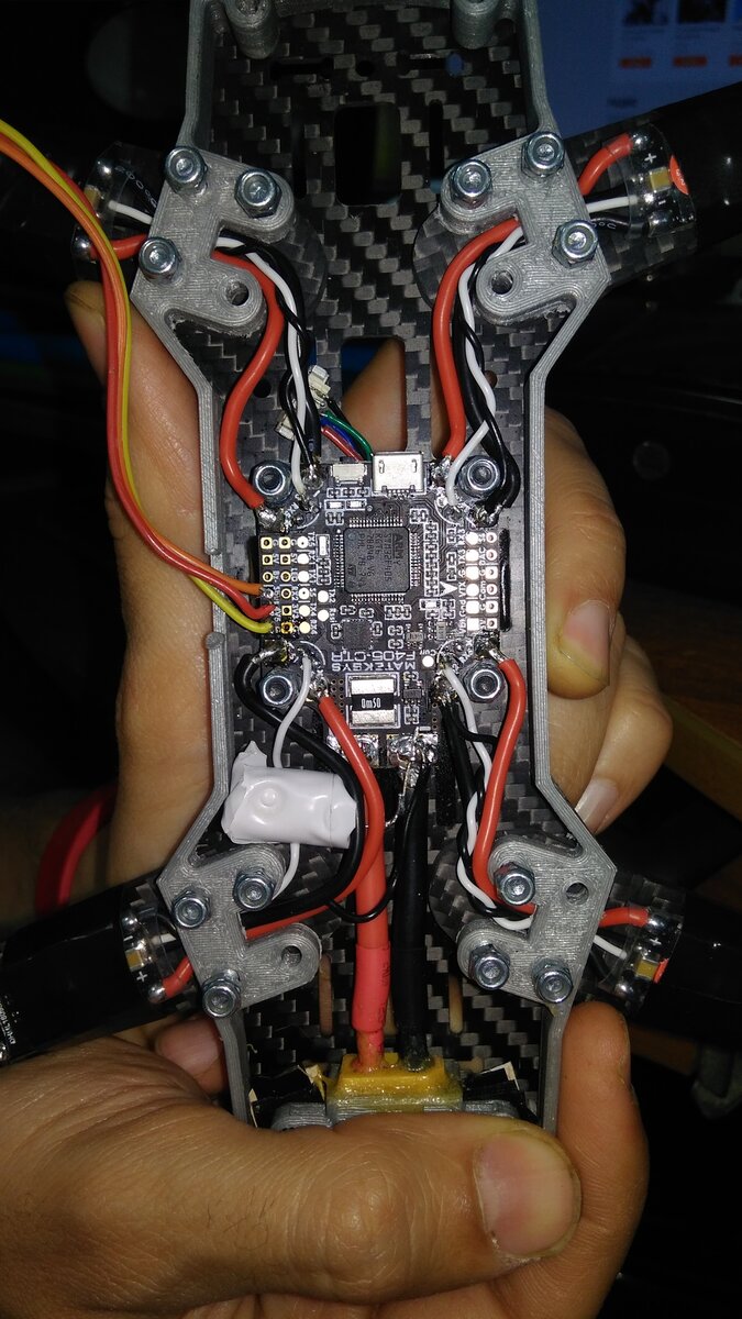 На ZMR я решил спрятать полётный контроллер в проставку. Посчитал, что так будет надёжнее.