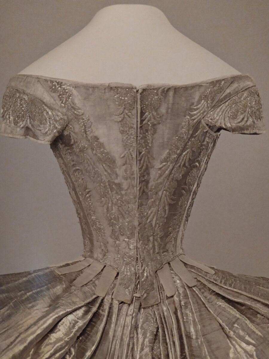 Тонкая талия Екатерины II и её свадебное платье