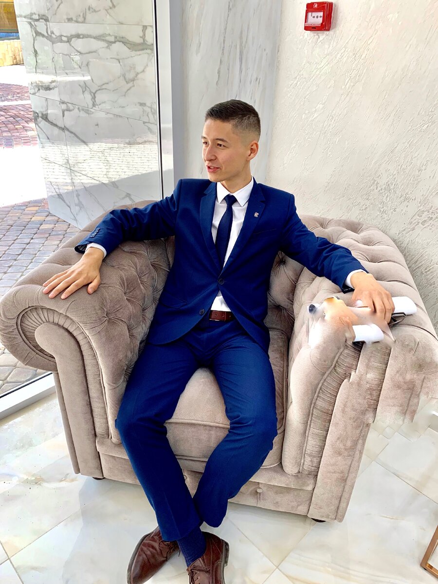 Примерно так я выгляжу на работе