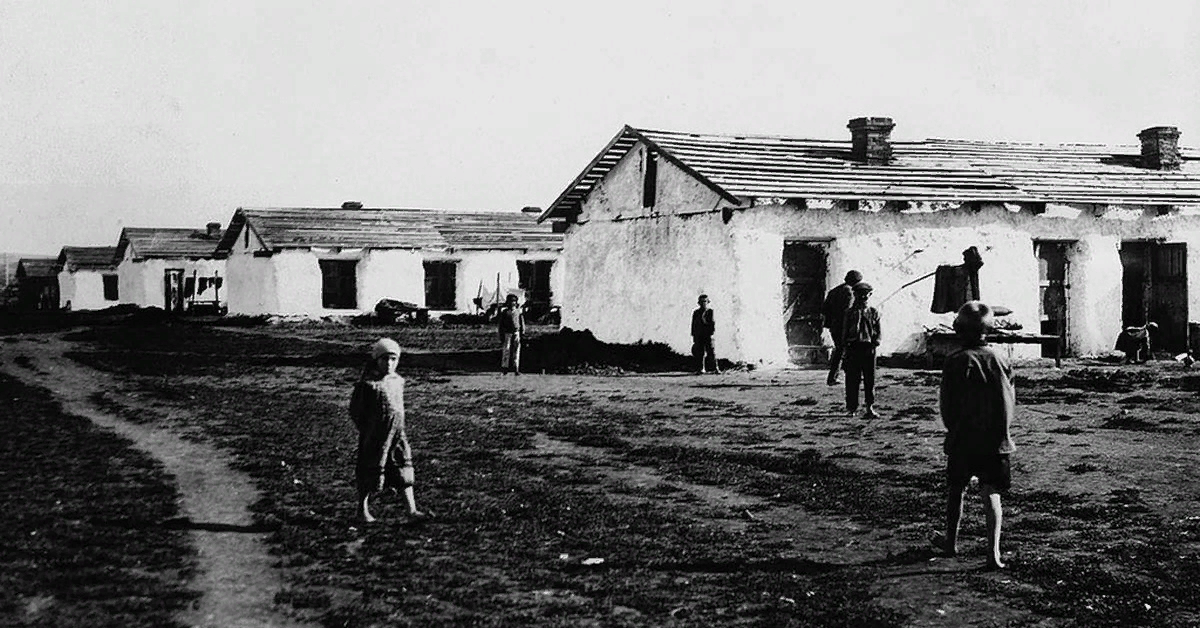 Первые бараки спецпереселенцев в Магнитогорске, 1932 год. Источник изображения открытая база "Яндекс. Картинки". 