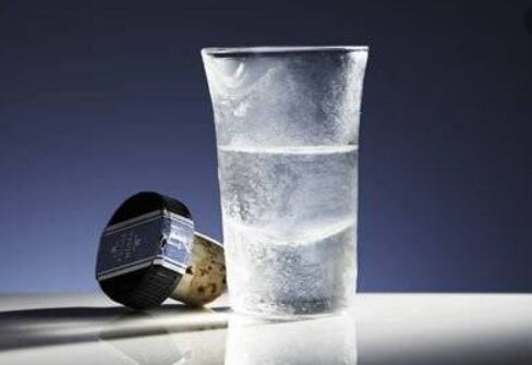 рюмка водки на столе