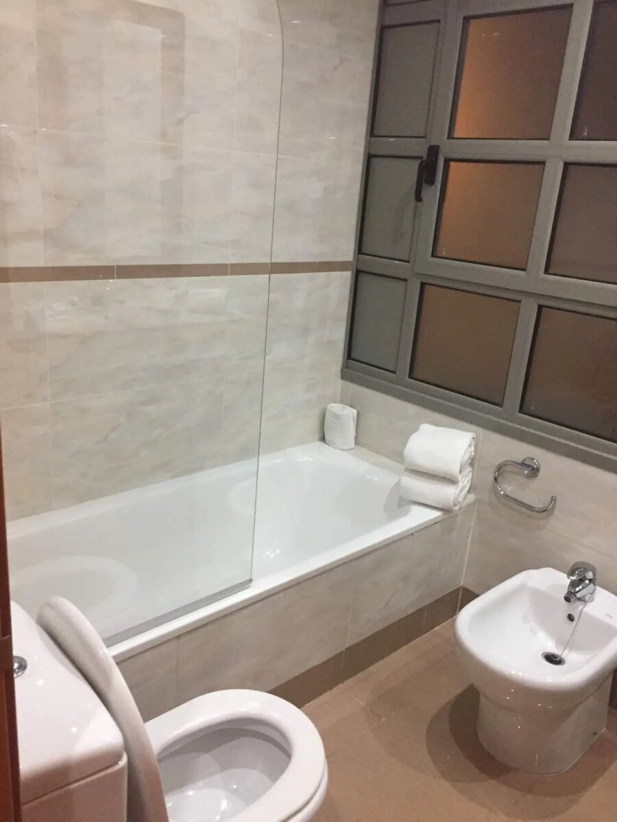 В ванной тоже все новое и чистое, но она не отапливается. В ноябре мыться довольно прохладно;)