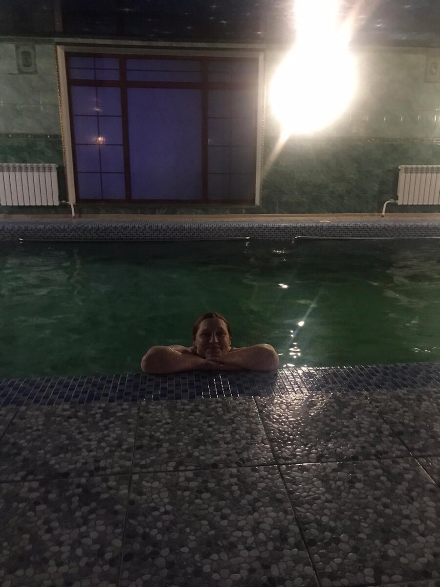 Это я повисла на бортике бассейна. Освещенме вот именно такое.