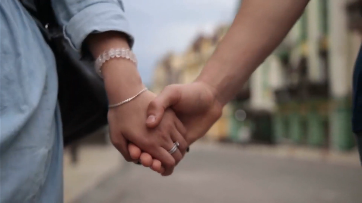 Не садимся ужинать, если близкие на подходе, и не ругаем при чужих товарища, если он из «наших». Таковы все россияне? 