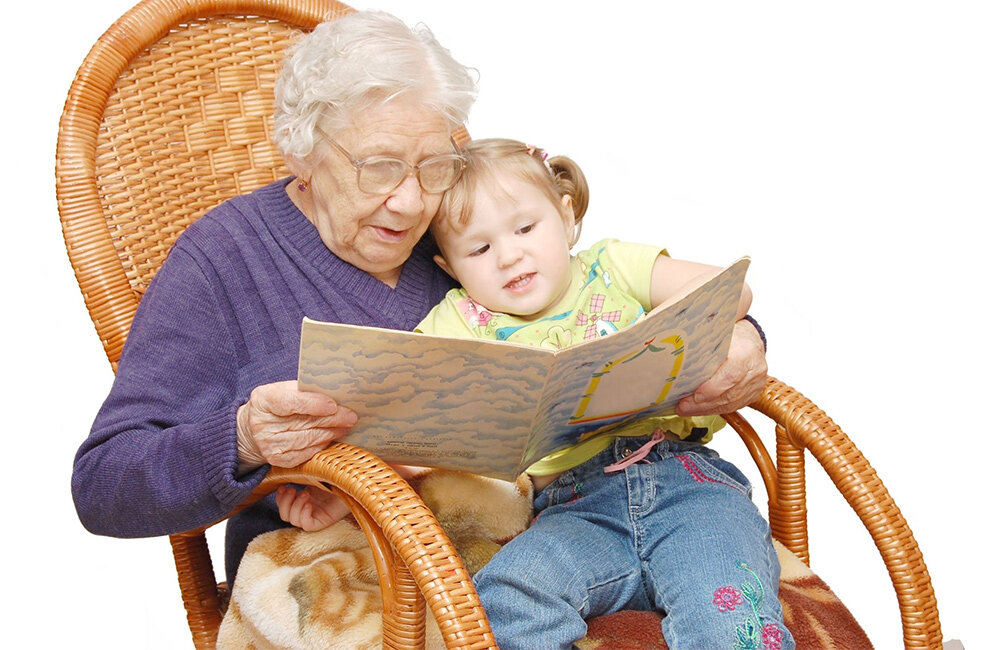Бабушка читает стихотворение