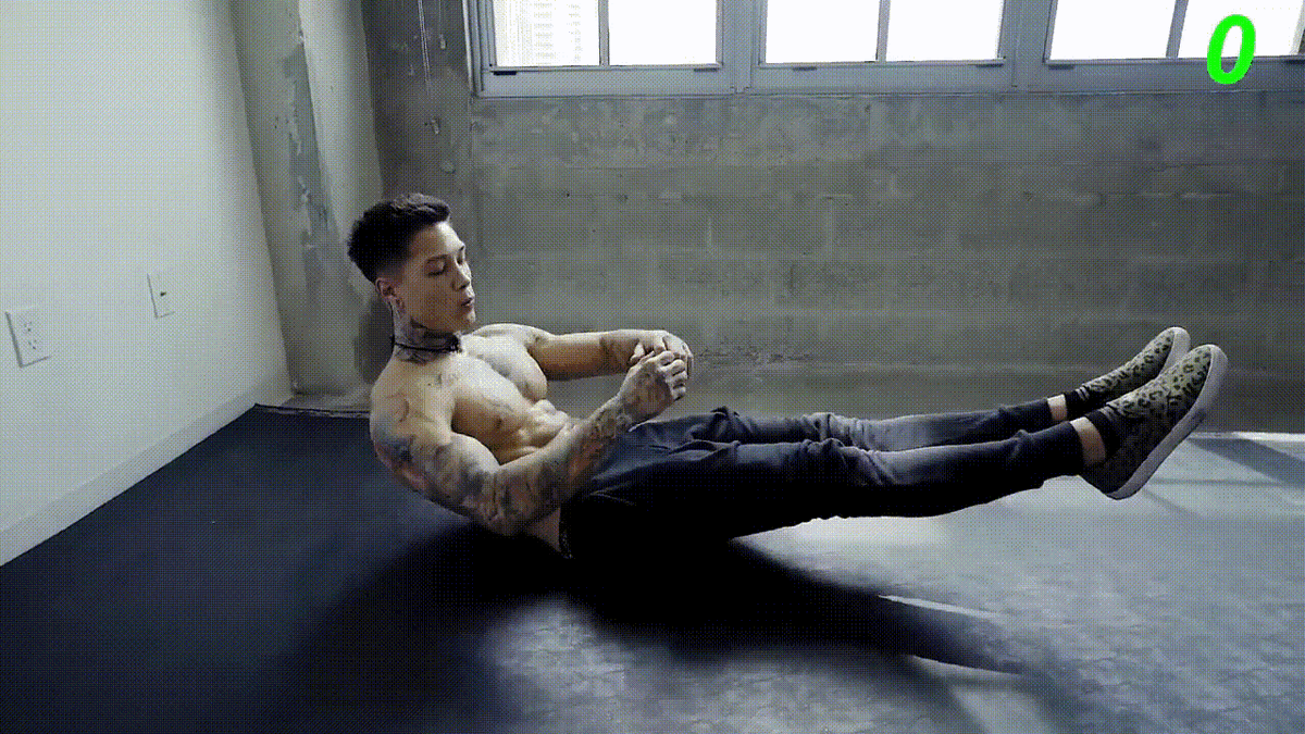 20 раз. Держите ноги прямо, туловище напряжено. Следите за дыханием и работайте всем телом.