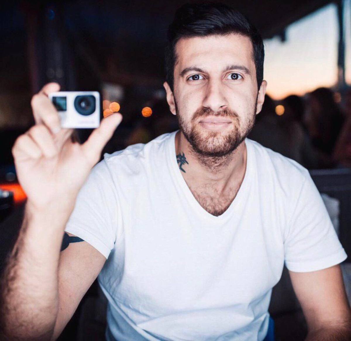 На своем канале, имеющем более 3 млн подписчиков, по информации Российского исследовательского агентства блогеров, только в 2018 г. Амиран Сардаров заработал 38 800 000 руб. Как свидетельствует интернет-портал «Про бизнес», за все время существования «Дневник хача» обогатил ютубера на 153-192 тыс. $. 