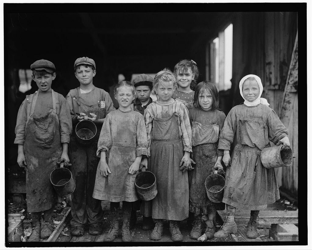 Бедные дети викторианской Англии. 19 Век Англия одежда бедняков. Викторианская эпоха Лондон детский труд. Детский труд в Англии 19 век. Семья в тяжелое время