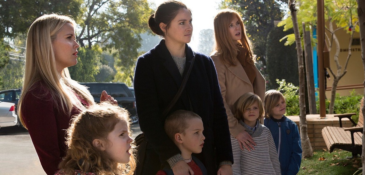 Первый день в начальной школе.  Мадлен (Риз Уизерспун), Джейн (Шейлин Вудли) и Селеста (Николь Кидман) с детьми. Кадр из сериала.