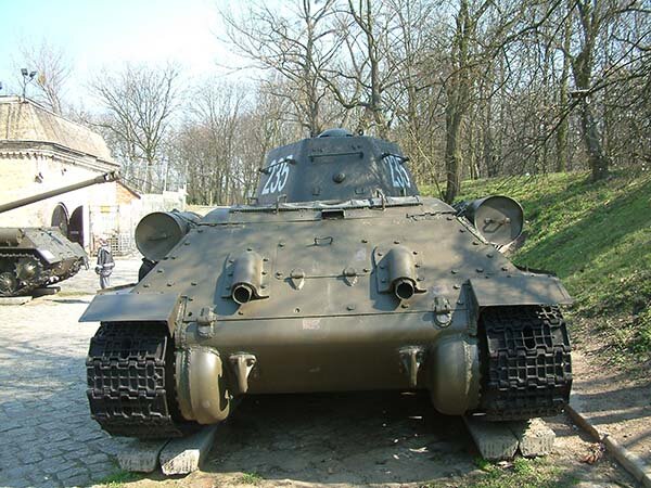 Спроектировали и собрали Т-34 в конструкторском бюро Харьковского паровозостроительного завода. Занималось им не только знаменитое конструкторское бюро М.И. Кошкина, в работе участвовало также КБ Адольфа Дика. Технический проект в этом бюро подготовили с опозданием на целый месяц, из-за чего А. Дик был арестован. В итоге ответственным за проект стал только М. Кошкин. В процессе работ конструкторы создали два варианта движителей танка: колесно-гусеничный и гусеничный, в итоге предпочтение отдали второму. В марте сорокового года два образца нового танка доставили на Ивановскую площадь Кремля, чтобы продемонстрировать его военной комиссии и правительству. Стоит отметить, что для этого новые боевые машины своим ходом преодолели целых 750 километров от Харькова и до Москвы, двигаясь они по бездорожью, и тем самым показав отличную проходимость. В конце марта танки начала выпускать советская промышленность.

К началу Великой Отечественной войны танк Т-34 был лучшей в мире машиной, подвижной, несложной в производстве, с противоснарядной броней и мощной 76 миллиметровой пушкой, способной пробить любой немецкий танк образца сорок первого года. 37-миллиметровые пушки немцев были практически бессильны против «тридцатьчетверки». С 1941 года для Вермахта начали выпускать «Panzer III», большая часть которых была оснащена 50 миллиметровой пушкой, уже более эффективной против брони Т 34. Но пробитие обеспечивалось на расстоянии был не более шестисот метров, и только если стреляли подкалиберным снарядом, а вот пушка Т-34 могла пробить броню ранних модификаций «Panzer III» с двух тысяч метров. Позднее появились модификации Panzer с 60 и 50 миллиметрами брони, но ее Т-34 пробивал бронебойными снарядами с расстояния в полторы тысячи метров. Даже более поздние и укрепленные модели «Panzer III» Ausf.M и Ausf.L с 70-миллиметровой броней могли быть пробиты «тридцатьчетверкой» с расстояния в пятьсот метров.