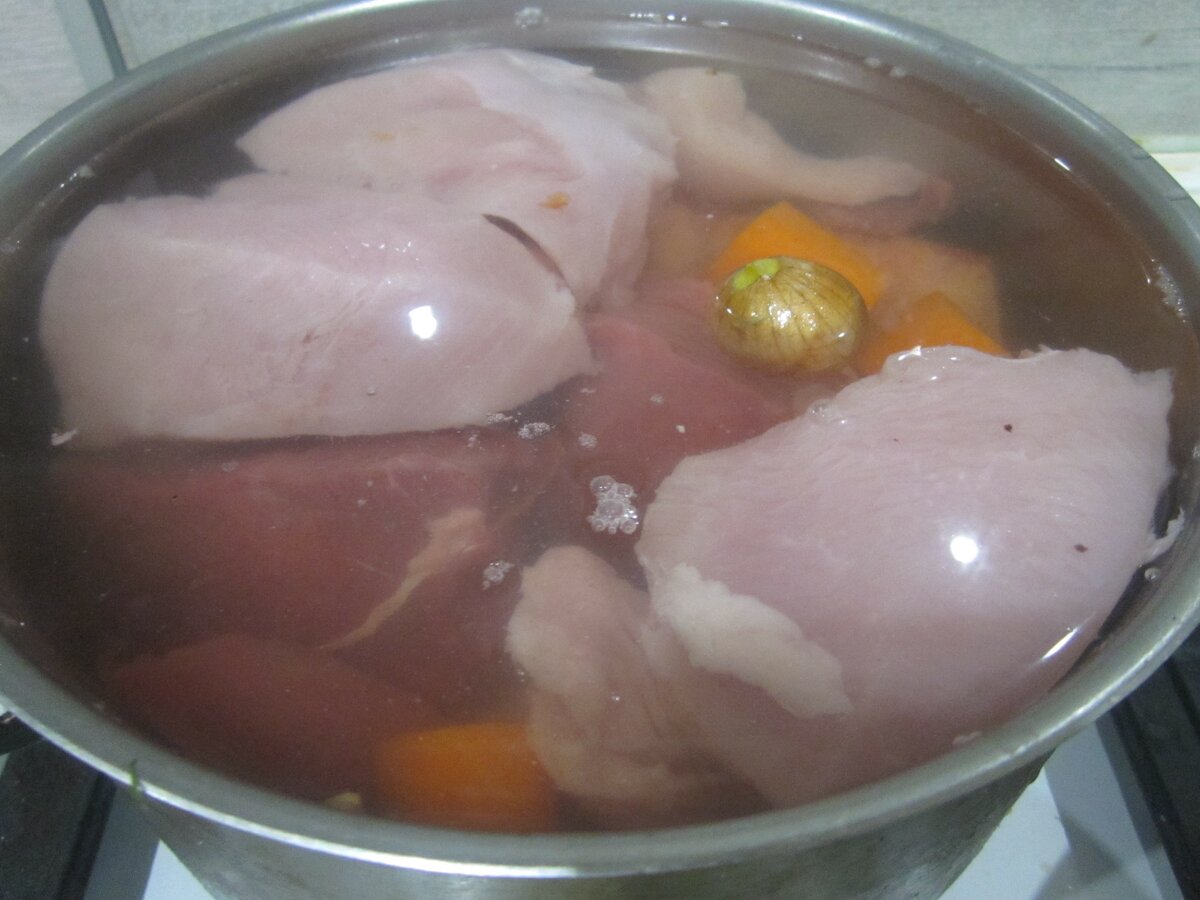 Варка мяса для приготовления супа-солянки (фото автора)