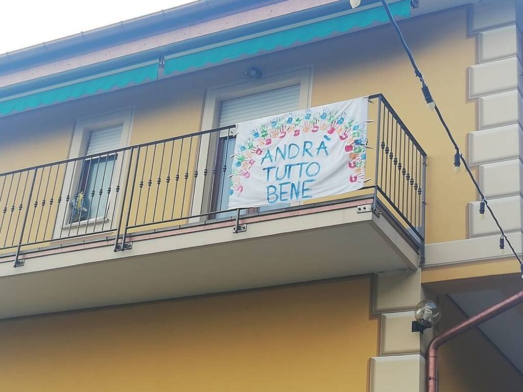 Фото: genova24.it (andrà tutto bene = всё будет хорошо – один из главных символов сегодняшней Италии, и визуально он обычно сопровождается "детским" рисунком с изображением радуги)