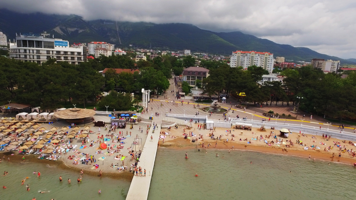 Вид на мархотский хребет с набережной Геленджика 