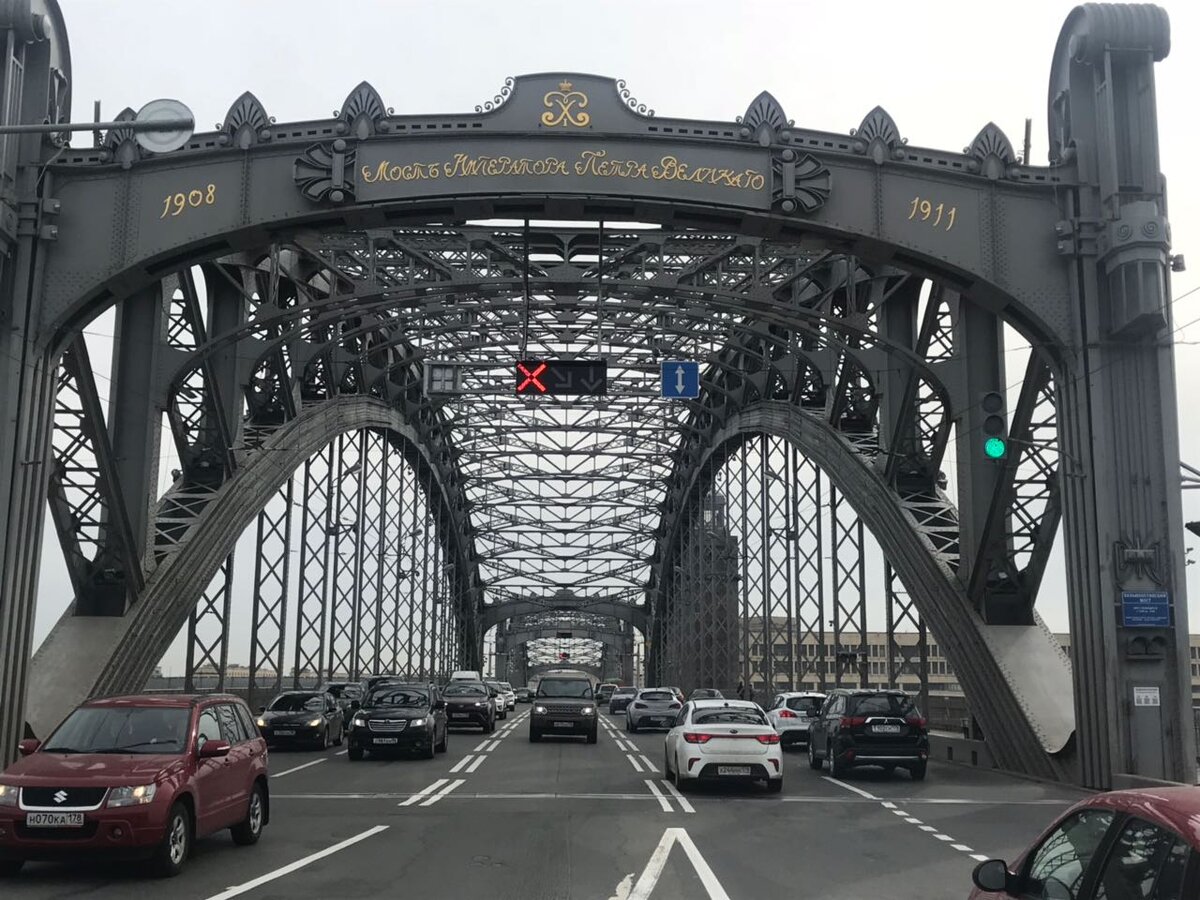 Машина находящейся на мосту. Большеохтинский мост реверсивное движение. Большеохтинский мост разметка. Реверсивное движение на Большеохтинском мосту. Мост Петра Великого реверсивное движение.