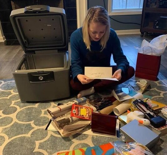 Грейси читает послание 18-летней давности, сидя у капсулы времени. Фото из сайта TUT.BY