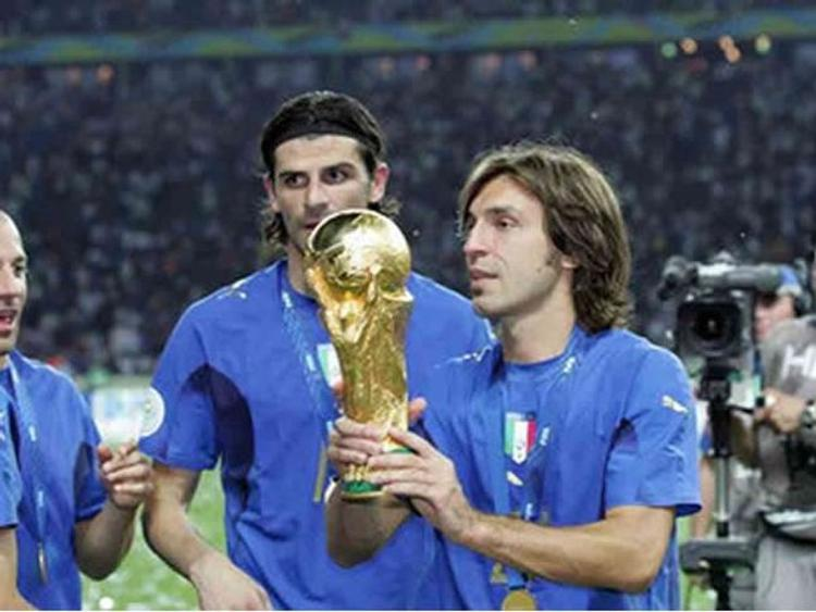 Многие болельщики футбола до сих пор вспоминают один из самых значимых и трагичных финалов Чемпионата Мира 2006 года, когда сборная Франции отдала победу итальянской команде из-за странной выходки...-2