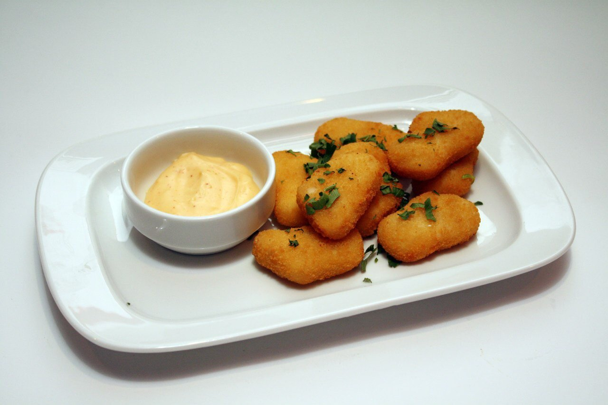 соус к наггетсам. наггетсы с сырным соусом. Lucky star кафе. сырный соус для наггетсов. котлеты с сырным соусом.