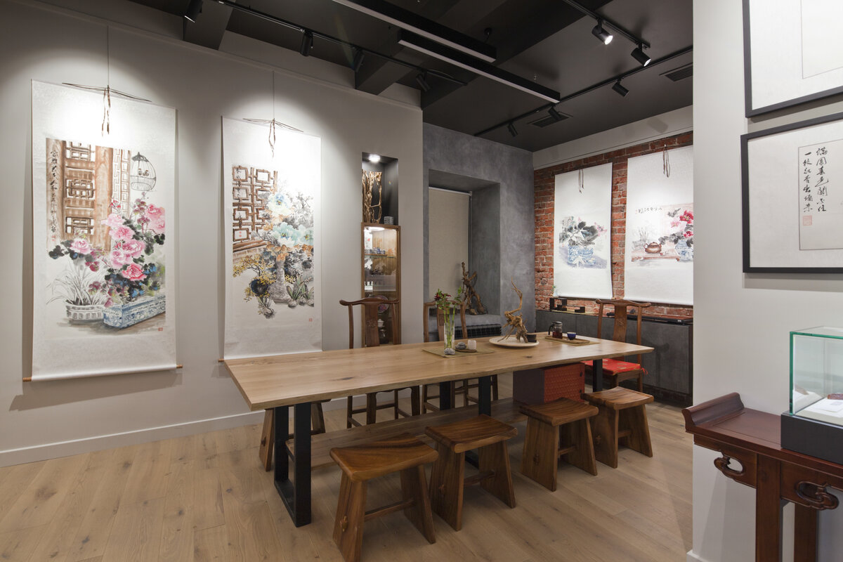 Интерьер галереи и место для проведения китайского чаепития.