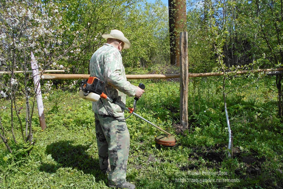 На каком расстоянии от забора косить траву. Опрыскивание забора. Косим траву дорожки. Сорняки вдоль забора. Окашивание травы.