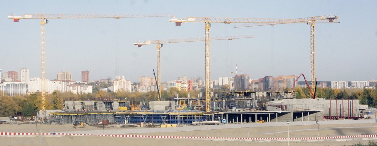 Строящаяся многофункциональная ледовая арена в Новосибирске. Фото сделано автором 21 сентября 2020 года