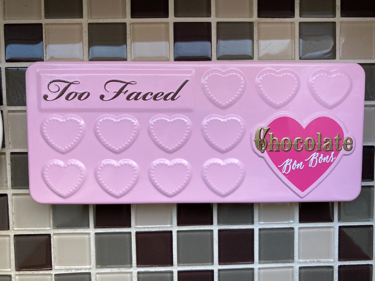 Упаковка палетки выполнена в фирменном стиле Too Faced 