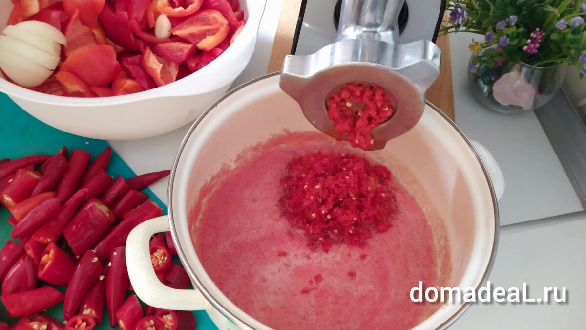 острый и сладкий перец, лук, чеснок прогоняем через мясорубку