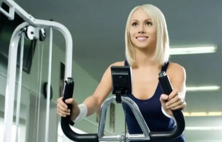 РазминкаДля похудения, уменьшения количества жировых отложений, стоит уделить особое внимание процессу разминки. Многие считают, что разминка — впустую потраченное время, и ошибаются. В процессе неё происходит «переключение» организма на интенсивную работу, разогреваются все группы мышц. Разминка до и после тренировки существенно снизит болезненные ощущения после нагрузок, обезопасит от травм, снимет усталость.Стоит начать разминку с кардиозоны. Хороший эффект похудения для женщин даст 10-минутная фитнес-программа, включающая пробежку, для усложнения процесса можно использовать функцию «подъём в гору». Подойдёт тренажёр эллиптик, на котором совершаются движения, имитирующие бег на лыжах. Эти упражнения одновременно задействуют мышцы рук, ног и туловища, поэтому вы можете быстро достичь желаемой спортивной формы. Во время тренинга пульс учащается до 120 ударов, что способствует кровенаполнению мышц, притоку кислорода, повышению метаболической активности.РастяжкаРастяжка — отличное средство для повышения эластичности мышц и подвижности суставов. Скованность движений — главный бич большинства начинающих спортсменов, ведь для хорошего эффекта от тренировки многие упражнения лучше выполнять в широкой амплитуде. Так, программа растяжки ног позволит добиться большей глубины приседа, руки смогут выдержать низкие отжимания. Для растяжки достаточно простых наклонов вперёд, в стороны, вращения рук и выпадов. Для выполнения этого набора понадобится 8-10 минут.Распределение нагрузкиНагрузка, особенно для женщин, подбирается индивидуально, с учётом всех особенностей спортсмена, физической формы, уровня подготовки и противопоказаний. В некоторых случаях имеет значение предпочтительность тренировки отдельных частей тела.Так, в организме женщины большая часть мышечной массы сосредоточена в нижней половине тела, поэтому прогресс здесь достигается быстрее и легче. Тренировка рук, груди потребует упорства и времени.Не только настроение женщин связано с менструальным циклом, он влияет также на работоспособность. На протяжении первых двух недель после окончания менструации организм находится на пике активности, силы и выносливости. Именно поэтому интенсивность тренировок необходимо подбирать с учётом этого фактора, эта цикличность носит название микропериодизации. Учёт природных механизмов позволит в короткий срок добиться мощного и длительного результата.