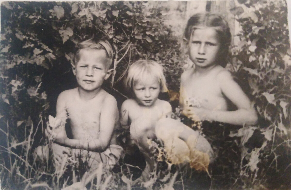 Фото из семейного архива. В лесопосадке. Толик, Тома и я.