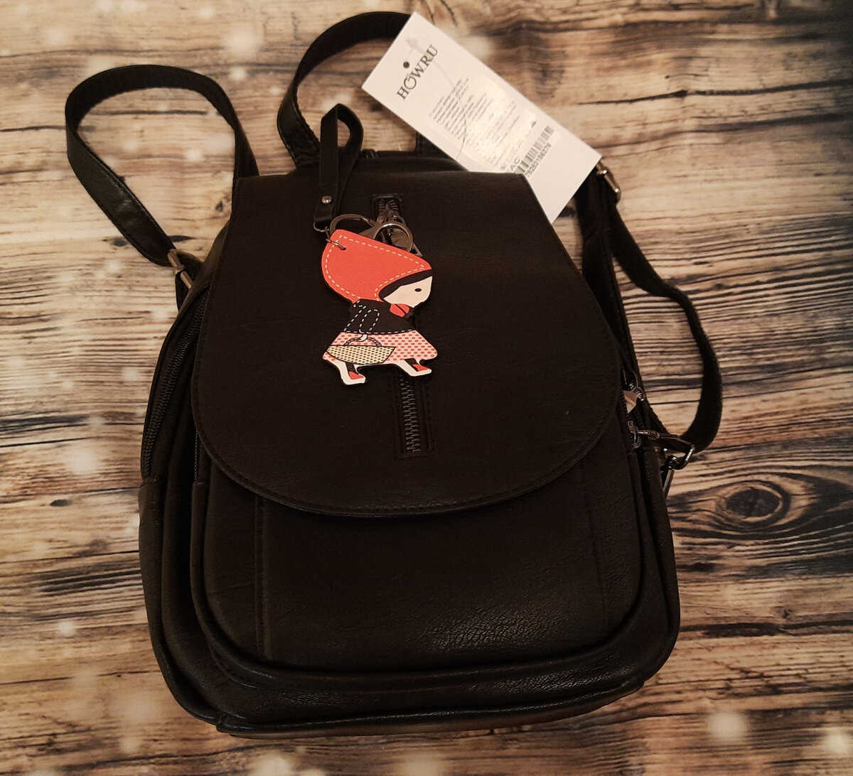 Эту девочку на брелке дочка назвала Машенькой. Я не стала противиться, хотя и понятно, что это Красная шапочка. но нет, Машенька.