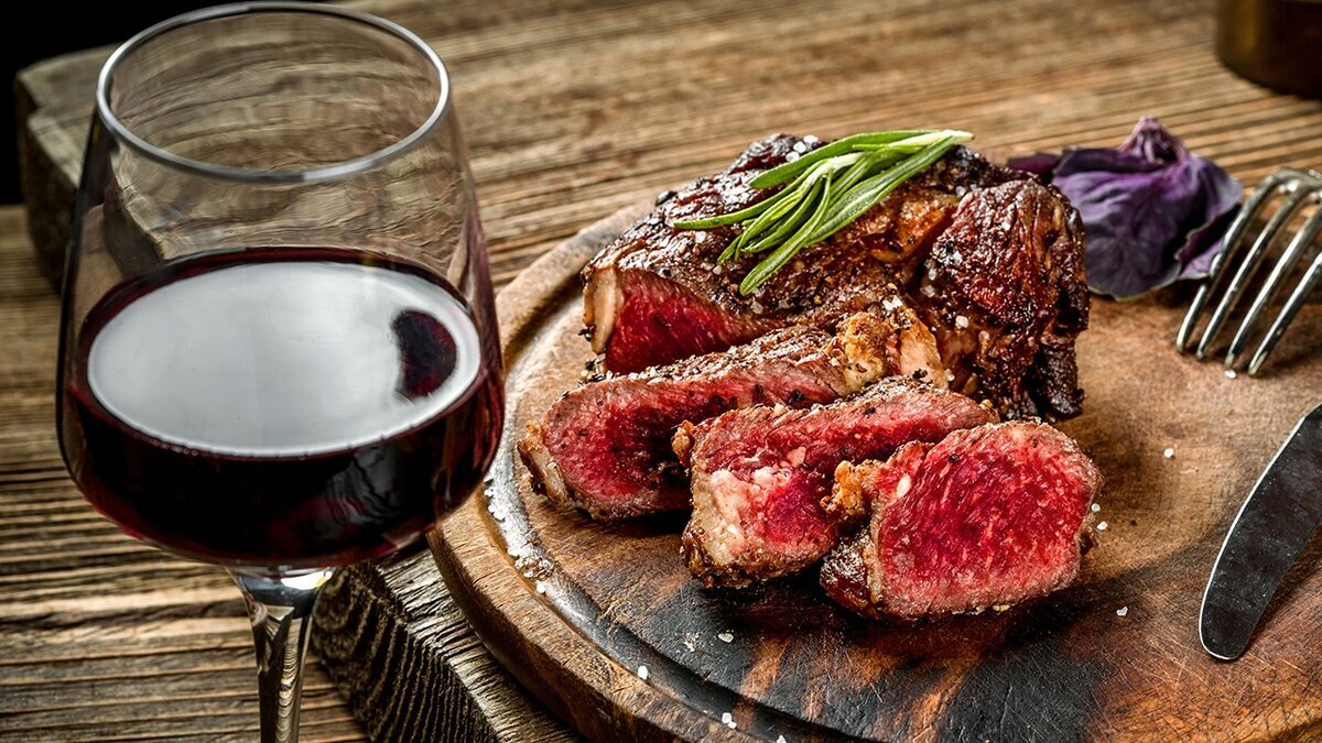 Язык в вине. Красное вино Рибай. Стейк Рибай и вино. Красное вино и стейк. Вино и мясо.