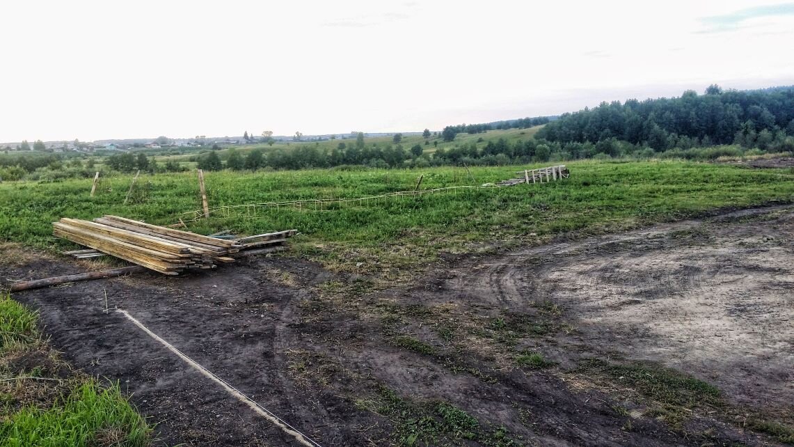 Вот они, эти доски. И участок - соседа. Нашёл ведь для них место. Надо же! А раньше не было. 
