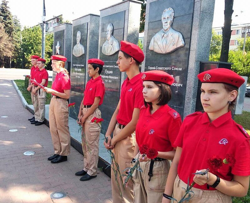 На аллее Героев состоялось торжественное возложение цветов к барельефу Владимира Ивановича Гущина