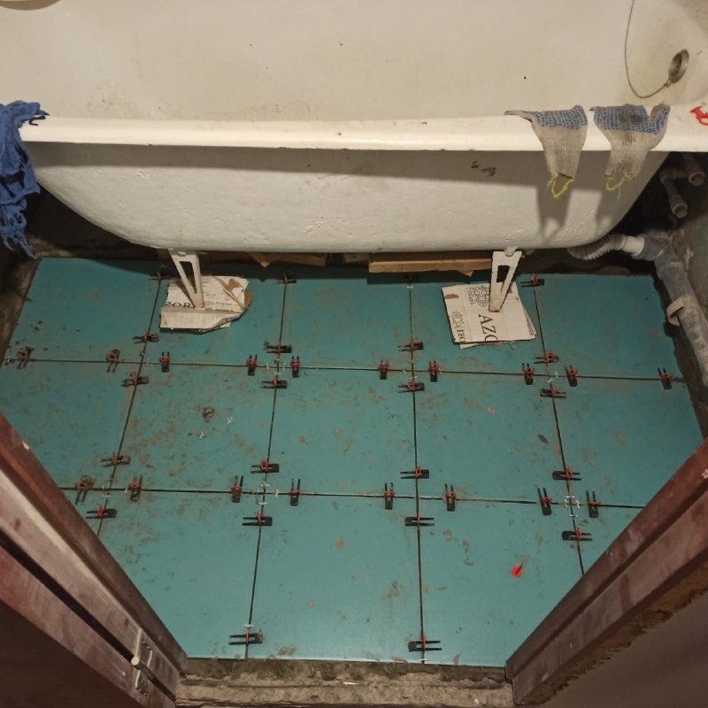 Уложили кафель на пол с системой самовыравнивания