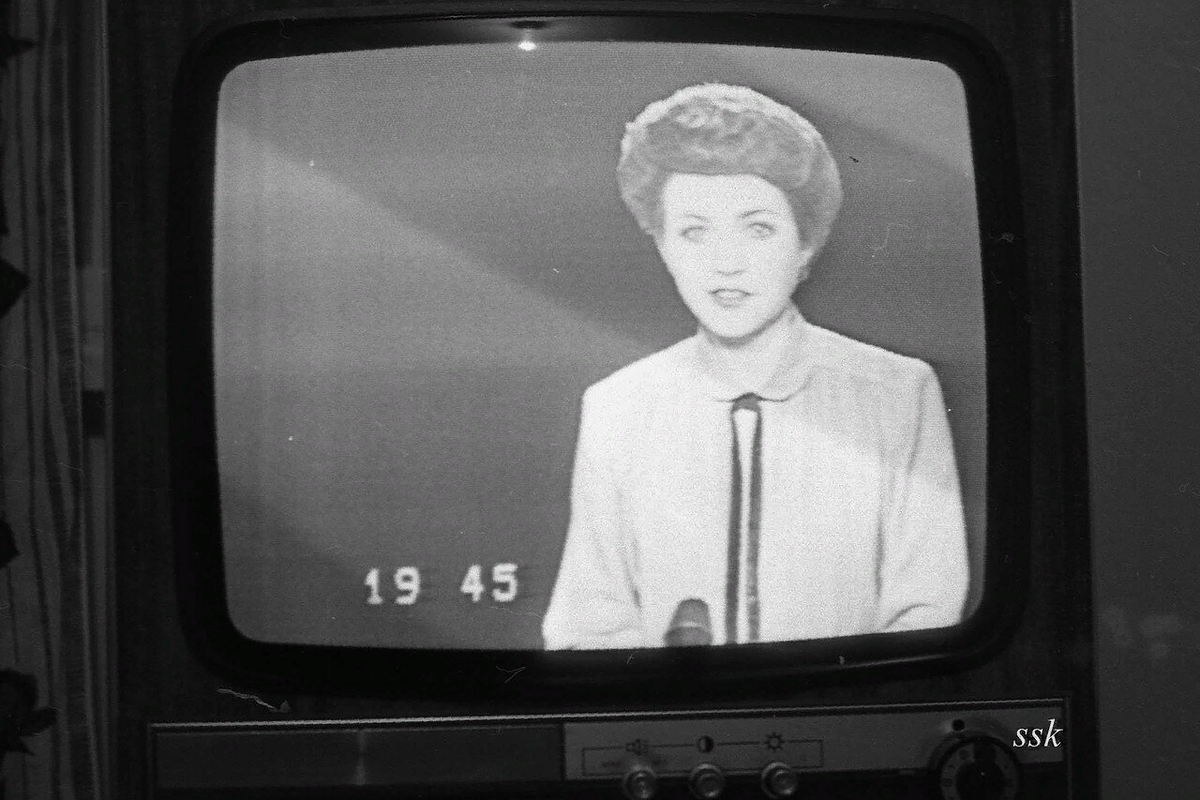 Телевизионный год. Телевизор Рубин 1975. Телевизор 1980. Телевизоры 1980-х годов. Телевизор 1975 года