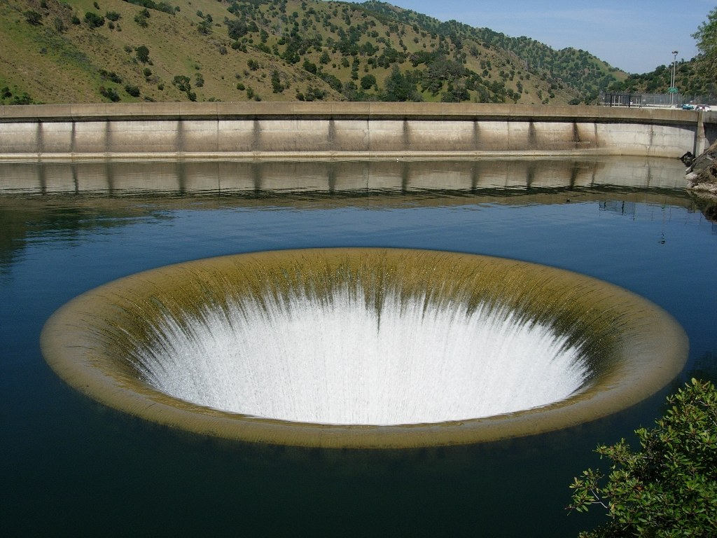 Плотина Монтичелло Калифорния. Водосброс плотины Монтичелло. Озеро Берриесса Калифорния. Водосброс на озере Берриесса.