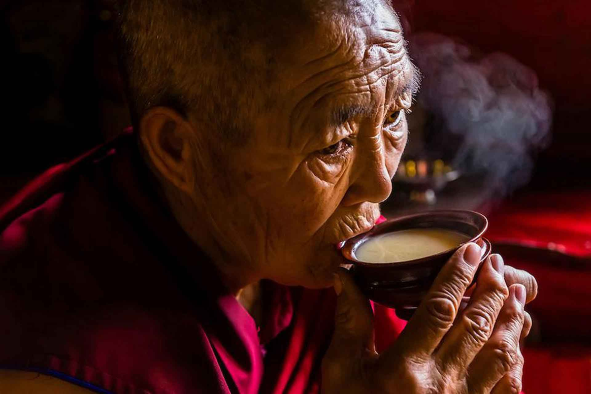 Часуйма тибетский чай. Чайная церемония Тибет. Тибетские монахи пьют чай. Чаепитие в Тибете.