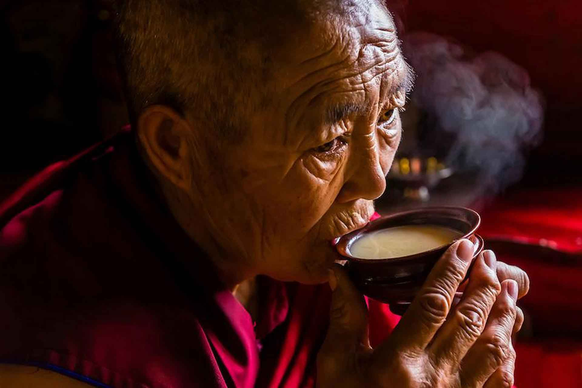 Elder drink. Часуйма тибетский чай. Чайная церемония Тибет. Тибетские монахи пьют чай. Чаепитие в Тибете.