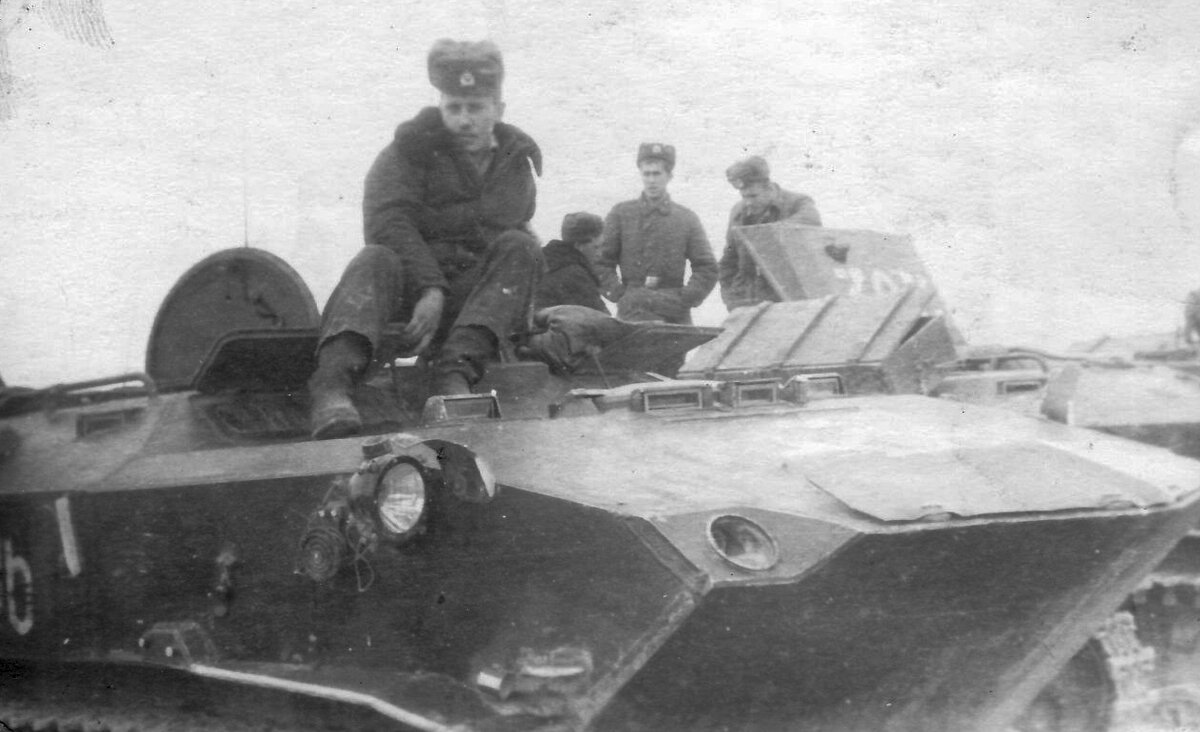 Сижу я на своей "Ласточке", сзади открыт люк, который мы закрывали на ту ночь.