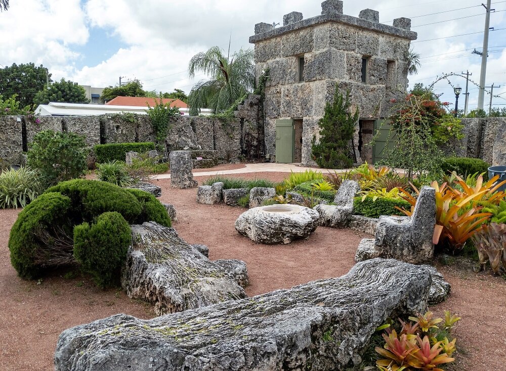 Башня в 243 тонны на территории "Кораллового замка". Источник https://vk.cc/c660wM