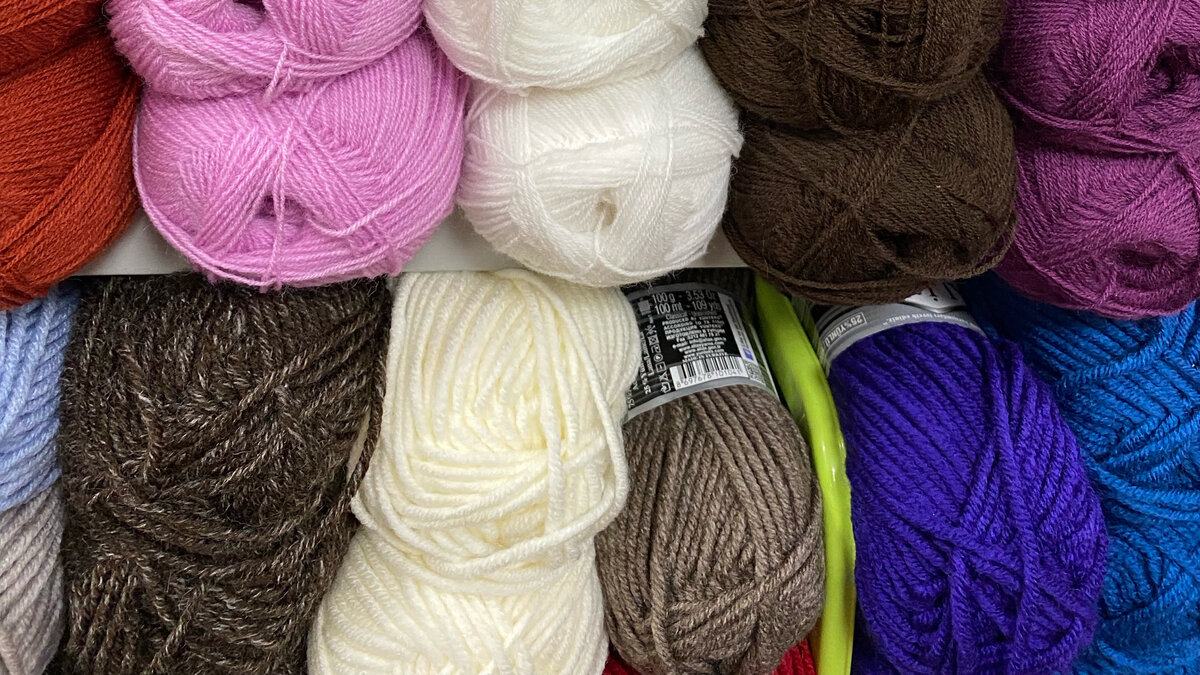 Полки в пряжных магазинах так и манят…