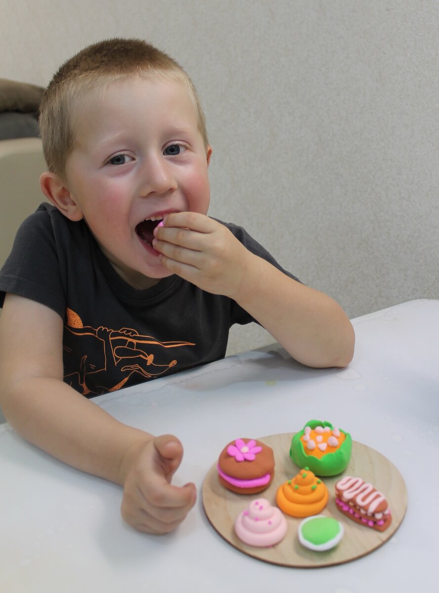 плейдо лепка. ест пластилин. съедобный пластилин марципашка. ребенок ест пластилин. кушать пластилин.